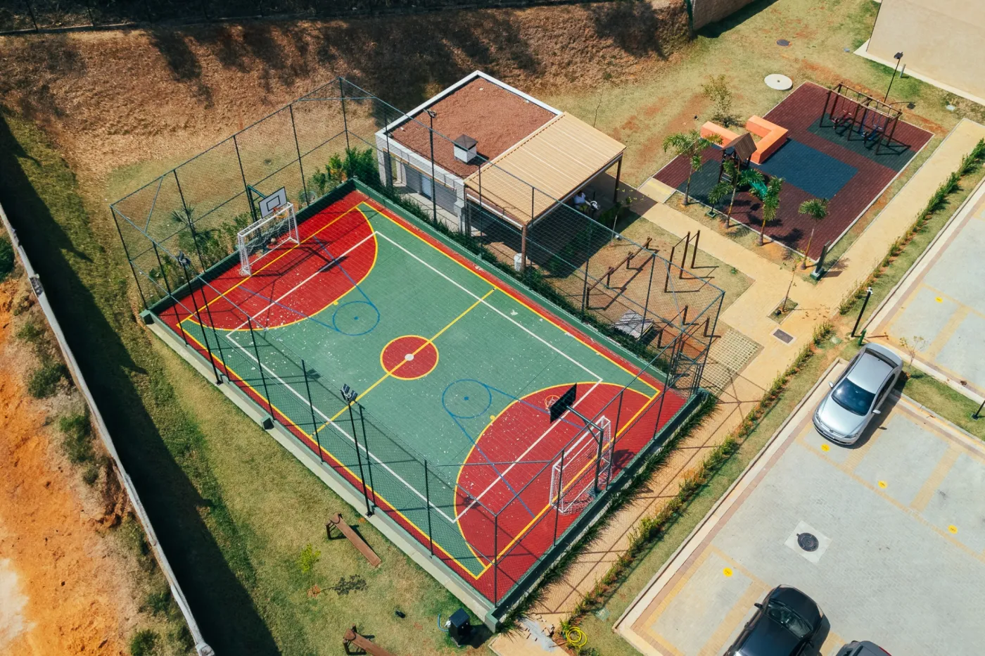 Quadra e playground do Condomínio Differenziato